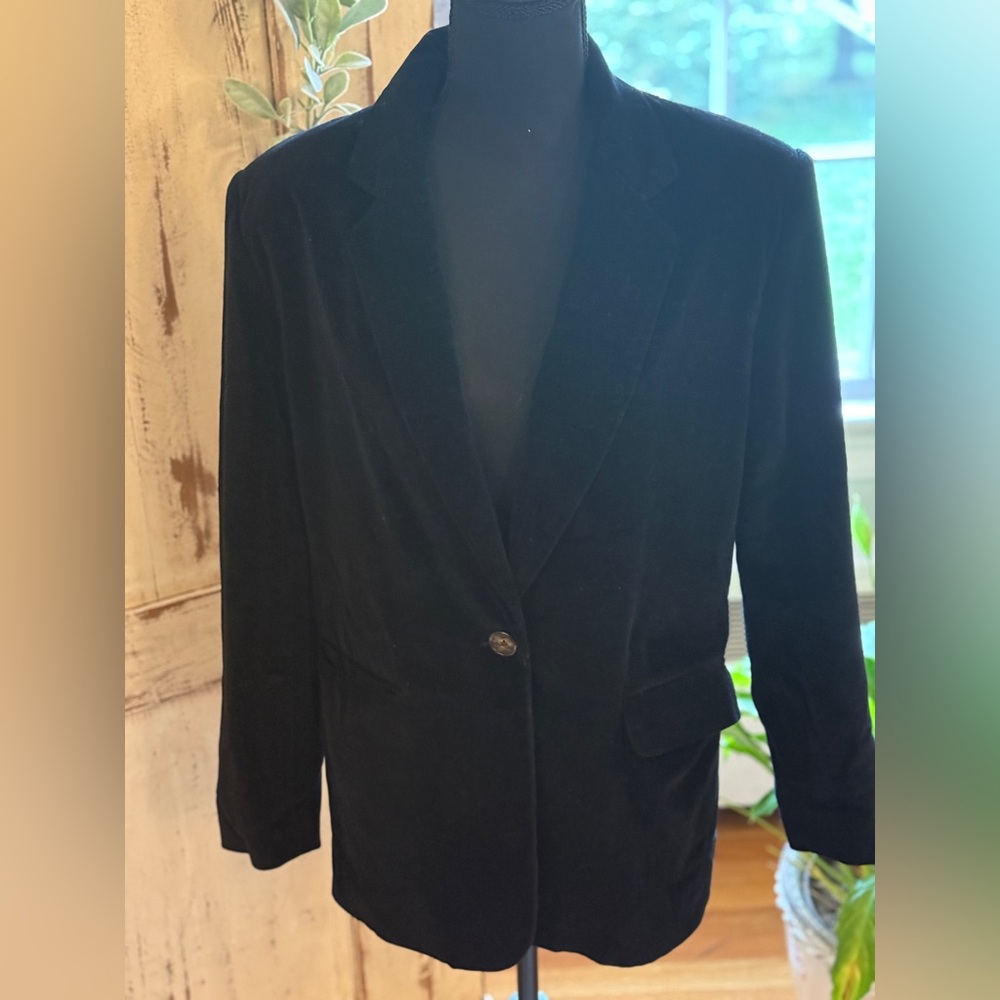 Clifford and Wills womanโs elegant timeless Velvet Blazer. Black. Size 6.
